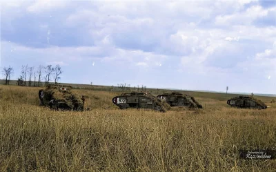 wojna - Zakamuflowane czołgi Mark V z 10. Batalionu, stojące na polu w pobliżu Albert...