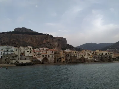 bulba1605 - Ależ to przyjemne i urocze miasteczko (ʘ‿ʘ) Cefalu na Sycylii

#wlochy ...