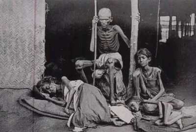 Jestemtuprzejazdem - Głód w Indiach. Na zdjęciu mężczyzna strzegący swojej rodziny pr...