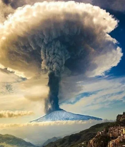 BozenaMal - Erupcja wulkanu Etna na Sycylii, 2015 rok. 
Wulkan zaczął wybuchać 2 gru...