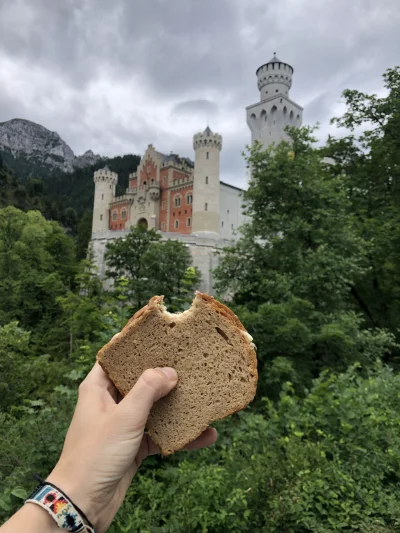 porfaworek - Gdy jesz kanapkę, a tu nagle #neuschwanstein ( ͡° ͜ʖ ͡°) 

#neverendingt...