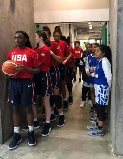 JoeShmoe - Drużyny dziewcząt do 16 roku życia, USA i Salwadoru, przed meczem koszyków...