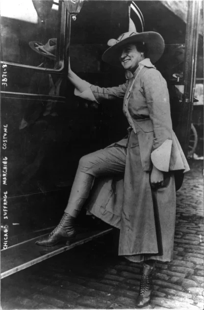 myrmekochoria - Sufrażystka pokazuje swoje spodnie, 1916. 

#starszezwoje - tag ze ...