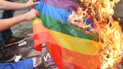 rifraw - A mogli spalić flagę LGBT ,o ile mniej zanieczyszczeń ,o ile więcej pożytku ...