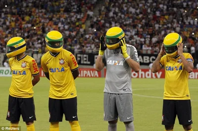 bitcoholic - Brazylijscy piłkarze przez meczem finałowym Copa America założyli hełmy ...