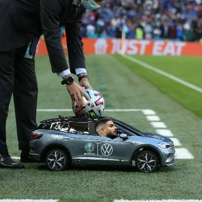 Michal9788 - Insigne własnym autem na mecze dojeżdżał. 
#euro2020 #lotrzyk #mecz