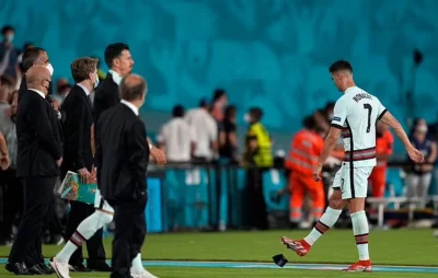 waro - 6. Ronaldo kopie opaskę kapitańską po odpadnięciu z turnieju w meczu z Belgią....