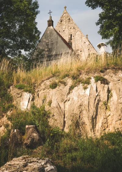 Pannoramix - Gotycki kościółek we wsi Chotel Czerwony. Położony na gipsowej skale. Wi...
