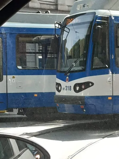 r.....r - Dwie 6tki zderzyły się na rogu Piłsudskiego i Podwala. Tramwaje stoją od pl...