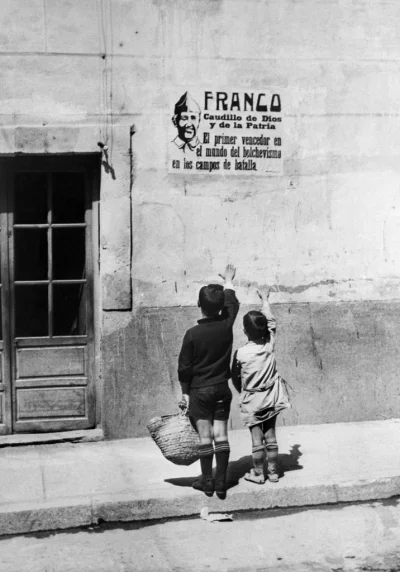myrmekochoria - Dzieci salutują generałowi Franco, 1937. 

#starszezwoje - tag ze s...