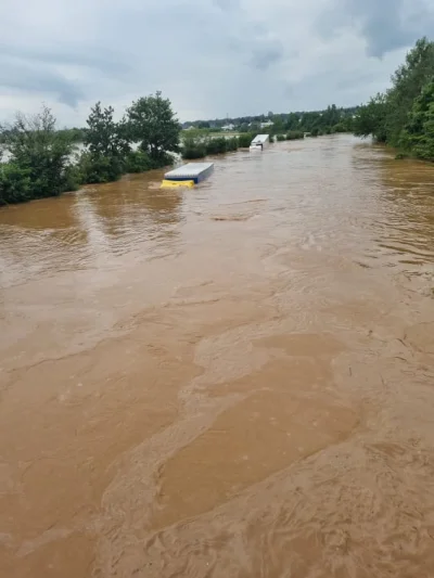 szeryfosw - @vlahbej: Płynie rzeczka płynie..