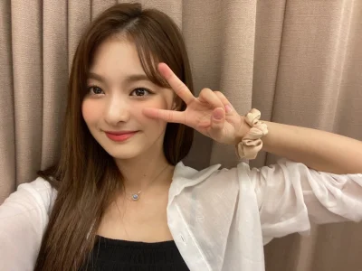 XKHYCCB2dX - #nagyung #fromis9
#koreanka