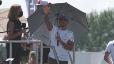 Tymczas0wy - Hamilton z tą parasoleczką był chyba na otwarciu. 
SPOILER
#f1 #formul...