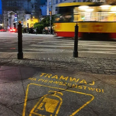 dybligliniaczek - W Warszawie od 1 czerwca zrobili takie znaki przed przejściami