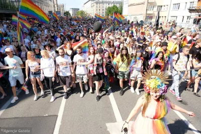 T.....s - @Kurayoo: oj tak, zobacz na tych wszystkich "pederastów z gołymi dupami". N...