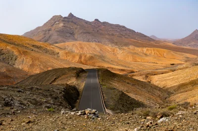 kej-ti - Fuerteventura jest najstarszą i najdłuższą z Wysp Kanaryjskich. Oddalona jes...