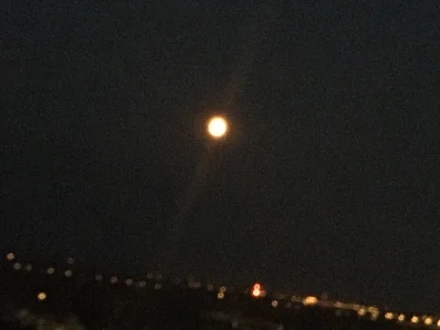 neologic - Czy dzisiaj księżyc wygląda ok ? Jakiś taki pomarańczowy. Patrzę w Gdańsku...