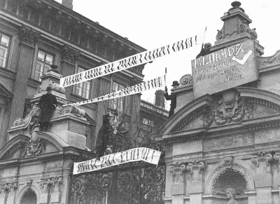 KubaGrom - Rok 1936, Młodzież Wszechpolska po raz pierwszy wiesza napis na ogrodzeniu...