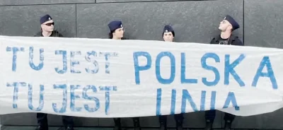 MlLF - Policja strajkująca pod Pomnikiem Ofiar Katastrofy Smoleńskiej