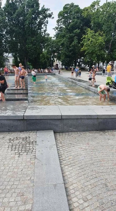 Brakus - Nie ma, jak kąpiel w środku miasta ehhh
#lublin
#heheszki
#humorobrazkowy