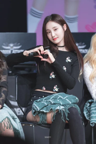 XKHYCCB2dX - #yeonwoo #momoland 
#koreanka