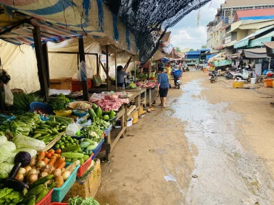 RaportzPanstwaSrodka - Targowisko w prowincjonalnym miasteczku Banglun w Kambodży
#r...