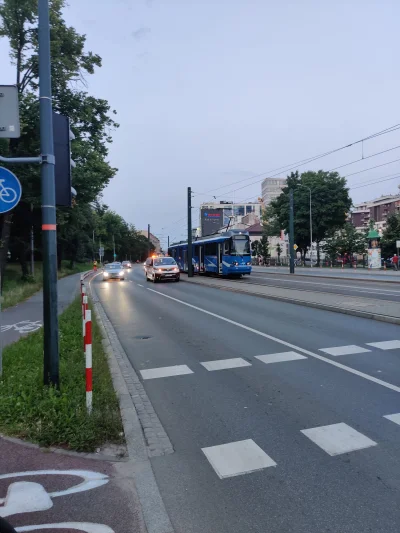 plushy - #krakow Tramwaje na Mogilskiej w kierunku centrum stoją, chyba znowu ktoś po...