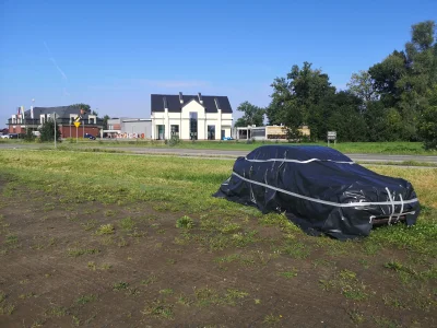 badtek - Burmistrz Wieliczki nakazal okleić czarną folią stare porzucone auto, żeby n...
