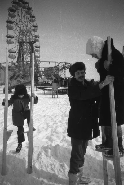myrmekochoria - Rodzina w Czarnobylu, 1986. 

#starszezwoje - tag ze starymi grafik...