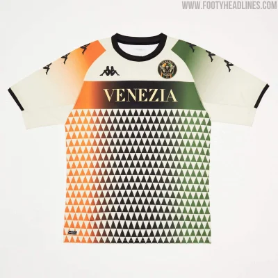 kwmaster - Venezia wciąż zaskakuję tym razem koszulką wyjazdową.

#Mecz #seriea #vene...