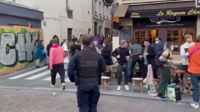 camion - Uzbrojeni terroryści w mundurach każą ludziom opuścić ogródki barów i restau...