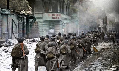 myrmekochoria - Radzieccy żołnierze maszerują przez Piłę (fotografia podpisana w gale...