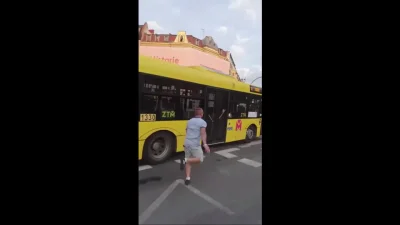 daglazz - Kiedy bijesz rekord świata w biegu na ostatni autobus do pracy, ale kierowc...