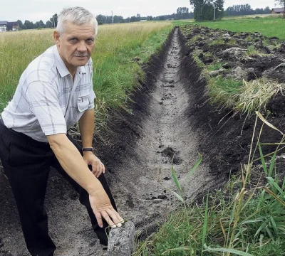 Tadumtsss - op wprowadza ludzi w błąd. Rów bez wody wygląda tak;