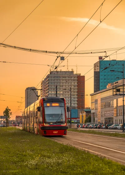 mrsopelek - Było ładne niebo, a akurat za 3 minuty był tramwaj. Więc zrobiłem.

#fo...