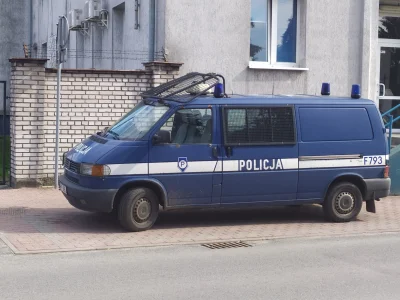 leninek - Te kulczykowskie T4 chyba każdy radiowóz przeżyją
#t4 #policja #carspottin...