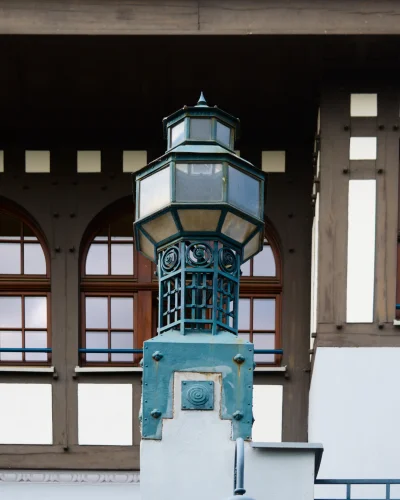 Sudet - **Piękna modernistyczna latarnia z budynku przy ulicy Na Grobli 30-32. Za pro...