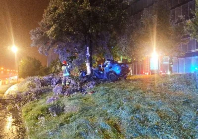 Krs90 - #krakow 
Śmiertelny wypadek na Bora, Alfa Romeo Stelvio zawinięta na drzewie...