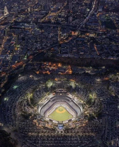 Ponury_Dewiant - Los Angeles, Dodger Stadium nocą.

#baseball #mlb #cityporn #losan...