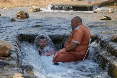 malakropka - Palestyńczyk chłodzi się podczas upału. Jerycho._