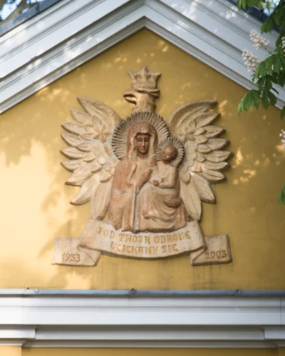 Sudet - Taka płaskorzeźba przedstawiająca Matkę Boską na tle orła w koronie zdobi daw...