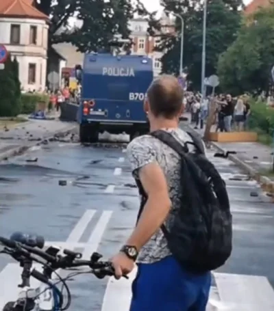 Renard15 - potężny zakolak blokuje rowerem przejazd policji
#lubin #przegryw #protes...