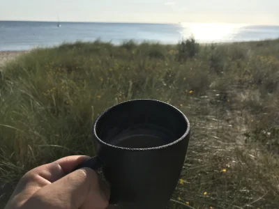 J.....i - Das Leben ist schön. 

Nie ma to jak możliwość wypicia kawy na własnym tara...