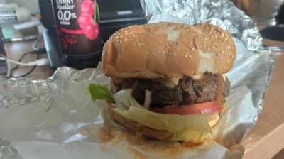 uniwerstal - Plusuj tego ogromnego nitro burgera ze świnki albo stój głodny pod bramk...