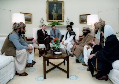 O.....r - Ronald Reagan przyjmuje w Białym Domu afgańskich bojowników, walczących prz...