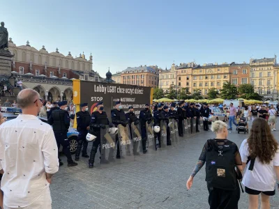 uhceiP - Policja w Krakowie ochraniała dzisiaj billboard #krakow #lgbt