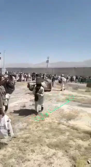 Don_kiszot - Prisoners leaving #Kabul jail after being broken out by Taliban.
#afgan...