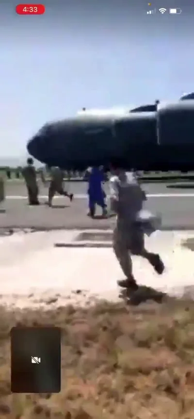 TenebrosuS - Apache rozganiają ludzi, żeby C-17 mógł wystartować.
#afganistan
