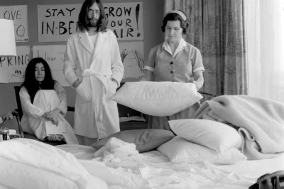 o_40855 - John Lennon i Yoko Ono, czekający aż pokojówka pościli im łóżko, aby mogli ...