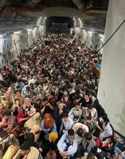 fruberuber - Tak wygląda amerykański C-17 wypełniony 640 Afgańczykami próbującymi uci...